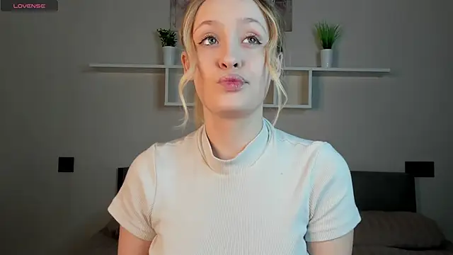 Snapshot of Julliakoill chatting on November 4, 6:23 am Julliakoill online show from November 4, 6:23 am