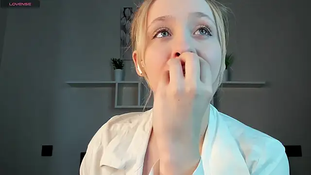 Snapshot of Julliakoill chatting on November 5, 7:41 am Julliakoill online show from November 5, 7:41 am