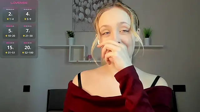 Snapshot of Julliakoill chatting on November 8, 8:03 am Julliakoill online show from November 8, 8:03 am