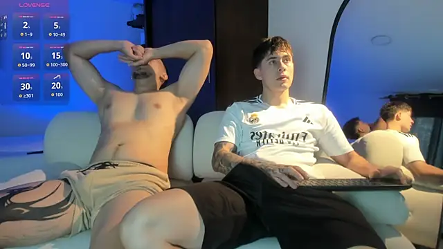 Snapshot of twinguys chatting on November 26, 11:33 am twinguys online show from November 26, 11:33 am