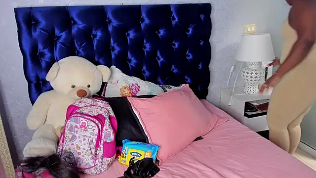 TANISHA HILL online show from November 6, 7:37 pm