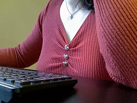 Snapshot of ITALIANASISIXX chatting on October 30, 8:05 am ITALIANASISIXX online show from October 30, 8:05 am