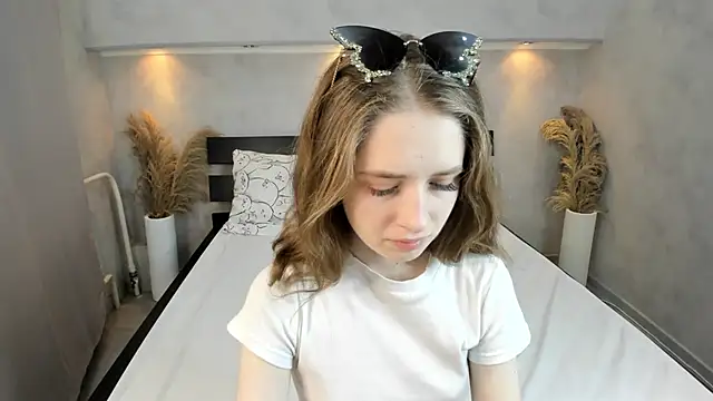 Camilla Kelly online show from October 24, 1:24 am