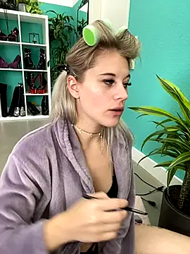 Snapshot of TheRealJessyLey chatting on October 3, 9:17 am TheRealJessyLey online show from October 3, 9:17 am