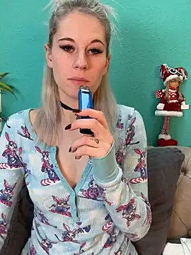 Snapshot of TheRealJessyLey chatting on November 26, 7:42 am TheRealJessyLey online show from November 26, 7:42 am