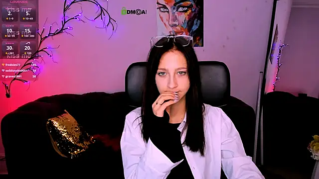 Snapshot of lau_ra_queen chatting on December 15, 8:13 pm lau ra queen online show from December 15, 8:13 pm