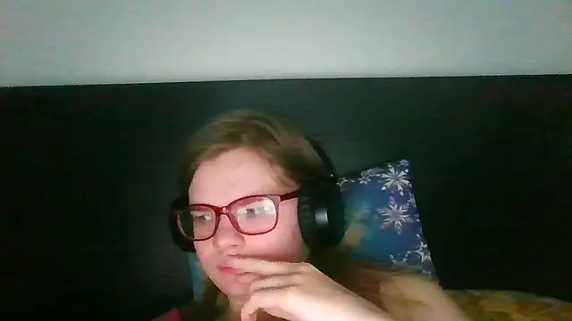 Snapshot of Moonolighta chatting on October 26, 7:47 am Moonolighta online show from October 26, 7:47 am