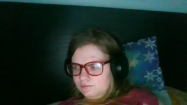 Snapshot of Moonolighta chatting on October 31, 7:31 am Moonolighta online show from October 31, 7:31 am