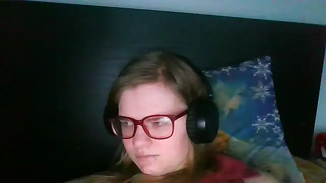 Snapshot of Moonolighta chatting on November 5, 8:03 am Moonolighta online show from November 5, 8:03 am