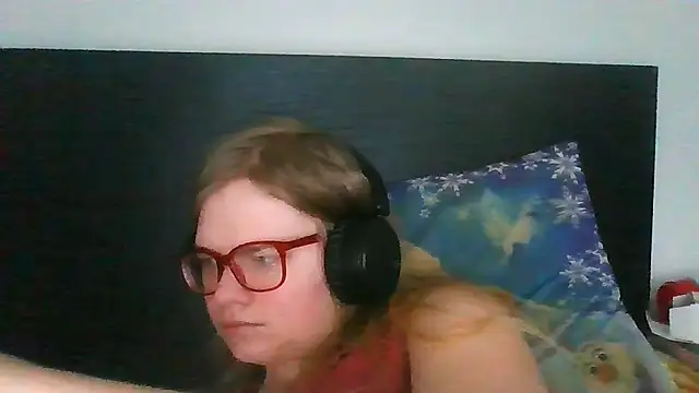 Snapshot of Moonolighta chatting on November 6, 9:21 am Moonolighta online show from November 6, 9:21 am