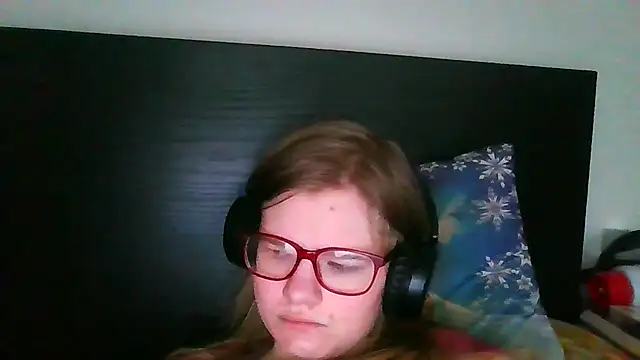 Snapshot of Moonolighta chatting on November 9, 8:34 am Moonolighta online show from November 9, 8:34 am