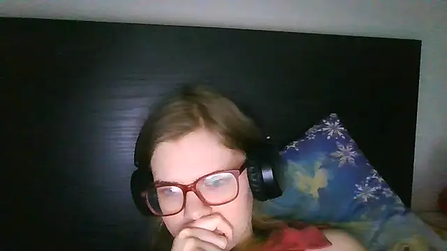 Snapshot of Moonolighta chatting on December 3, 12:25 pm Moonolighta online show from December 3, 12:25 pm