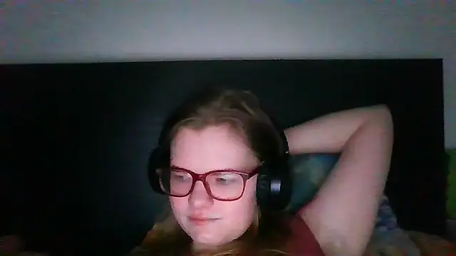 Snapshot of Moonolighta chatting on December 19, 10:11 am Moonolighta online show from December 19, 10:11 am