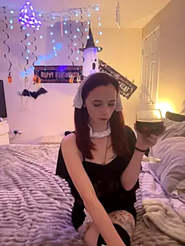 Snapshot of NaughtyLittleLouise chatting on October 25, 10:04 pm NaughtyLittleLouise online show from October 25, 10:04 pm