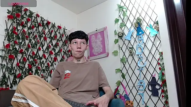 LiamBrown09 online show from April 20, 7:48 pm