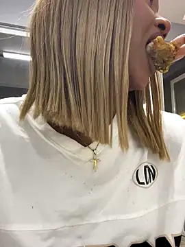 Snapshot of alisonn_moon chatting on November 22, 12:42 am alisonn moon online show from November 22, 12:42 am