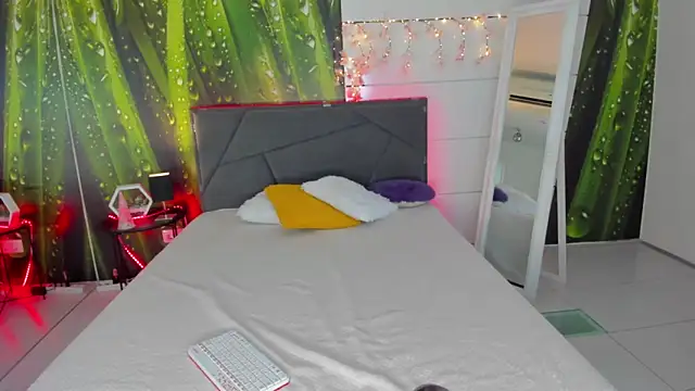 Snapshot of HollyTailors chatting on September 11, 5:29 am HollyTailors online show from September 11, 5:29 am