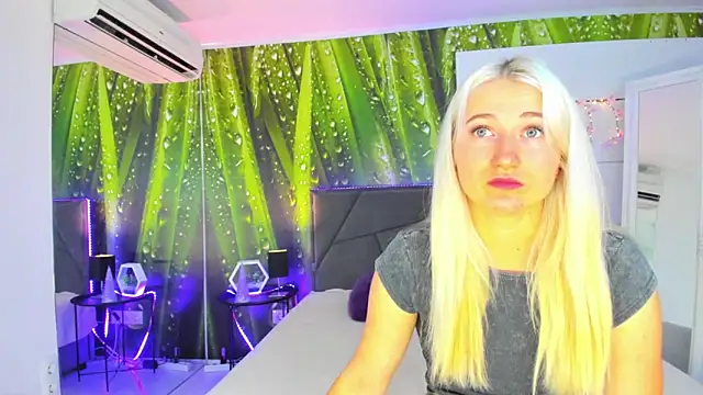 Snapshot of HollyTailors chatting on September 13, 5:18 am HollyTailors online show from September 13, 5:18 am