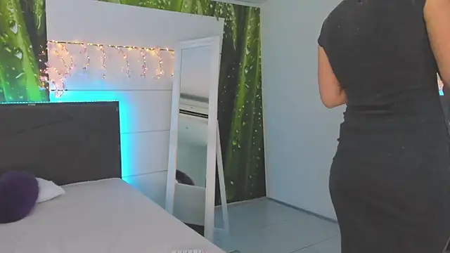 Snapshot of HollyTailors chatting on September 17, 5:31 am HollyTailors online show from September 17, 5:31 am