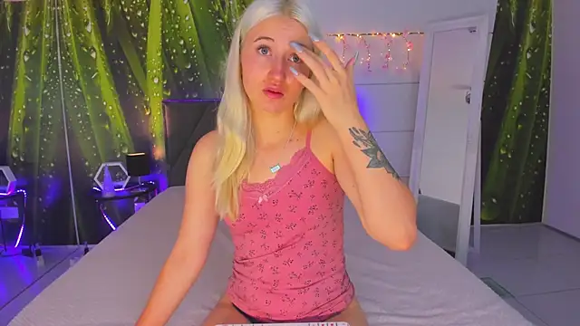 Snapshot of HollyTailors chatting on September 26, 5:22 am HollyTailors online show from September 26, 5:22 am