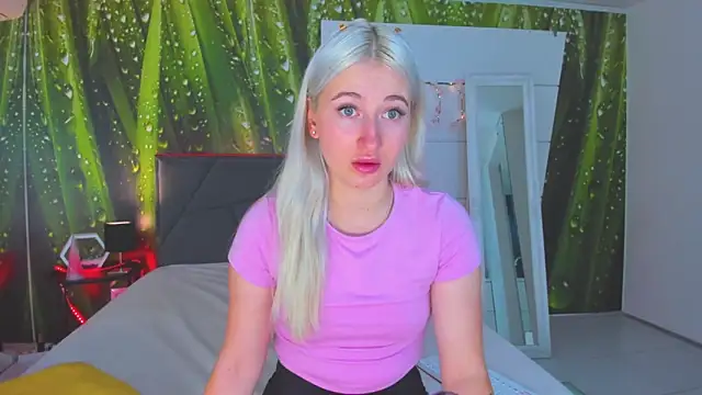 Snapshot of HollyTailors chatting on October 6, 5:27 am HollyTailors online show from October 6, 5:27 am