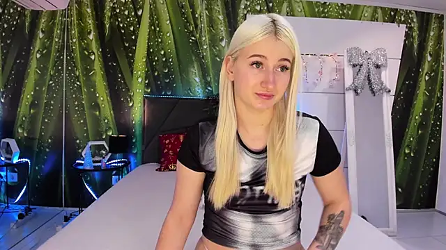 Snapshot of HollyTailors chatting on December 16, 6:29 am HollyTailors online show from December 16, 6:29 am