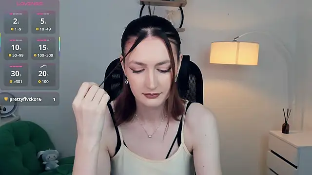 Snapshot of EasterBlink chatting on November 9, 10:57 am EasterBlink online show from November 9, 10:57 am