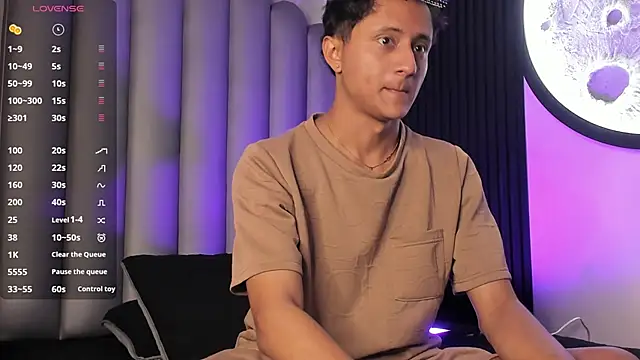 Snapshot of _Leohot_ chatting on October 22, 3:18 am Leohot online show from October 22, 3:18 am