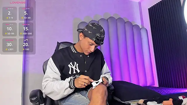 Snapshot of _Leohot_ chatting on October 23, 3:50 am Leohot online show from October 23, 3:50 am