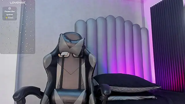 Snapshot of _Leohot_ chatting on November 1, 3:52 am Leohot online show from November 1, 3:52 am