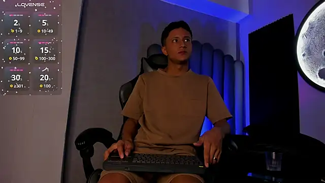 Snapshot of _Leohot_ chatting on November 4, 3:27 am Leohot online show from November 4, 3:27 am