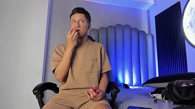 Snapshot of _Leohot_ chatting on November 8, 3:50 am Leohot online show from November 8, 3:50 am