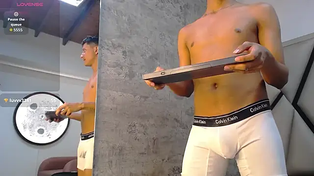 Snapshot of _Leohot_ chatting on November 14, 3:33 pm Leohot online show from November 14, 3:33 pm