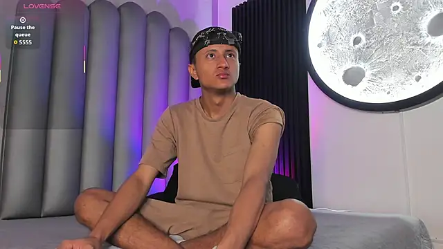 Snapshot of _Leohot_ chatting on November 22, 3:49 am Leohot online show from November 22, 3:49 am