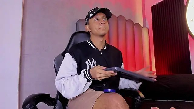 Snapshot of _Leohot_ chatting on November 28, 3:53 am Leohot online show from November 28, 3:53 am