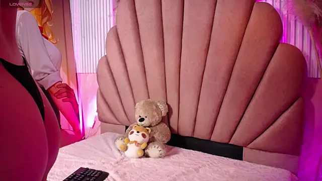 Snapshot of Pink_Suni chatting on October 30, 6:52 pm Pink Suni online show from October 30, 6:52 pm