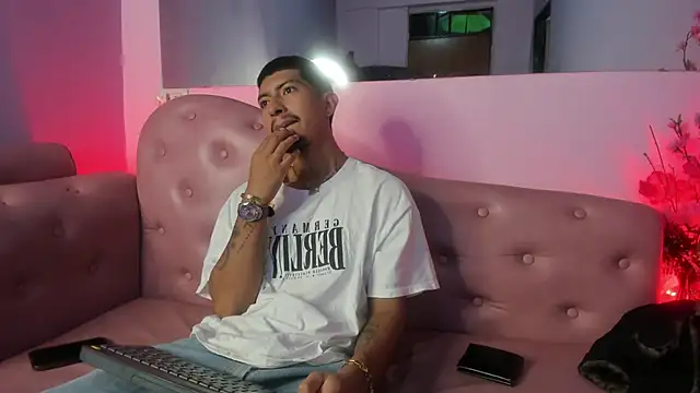 Snapshot of AxelAndJeremy chatting on September 28, 1:44 am AxelAndJeremy online show from September 28, 1:44 am