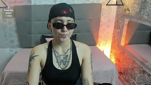 emahills  axelrose online show from October 12, 5:06 am