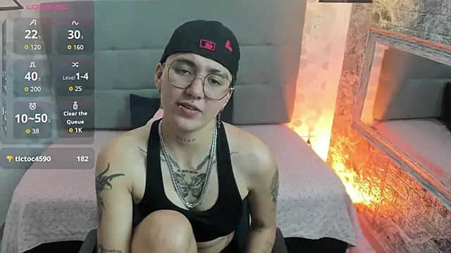 emahills  axelrose online show from October 13, 3:06 am