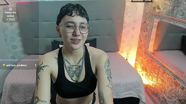 emahills  axelrose online show from October 14, 3:40 am
