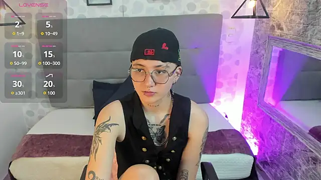 emahills  axelrose online show from October 18, 1:08 am