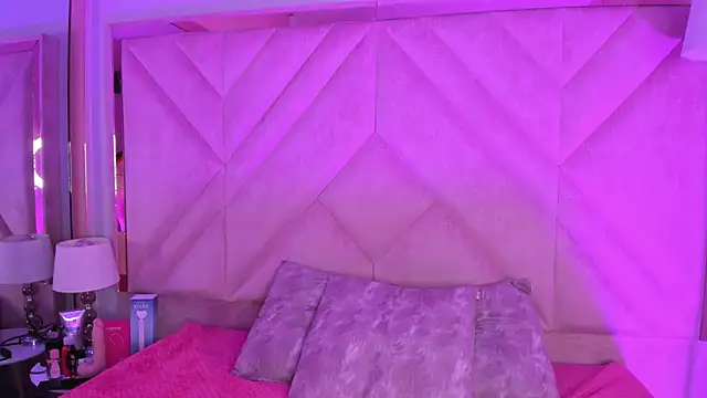 Snapshot of SofiJones_ chatting on November 10, 9:36 pm SofiJones online show from November 10, 9:36 pm