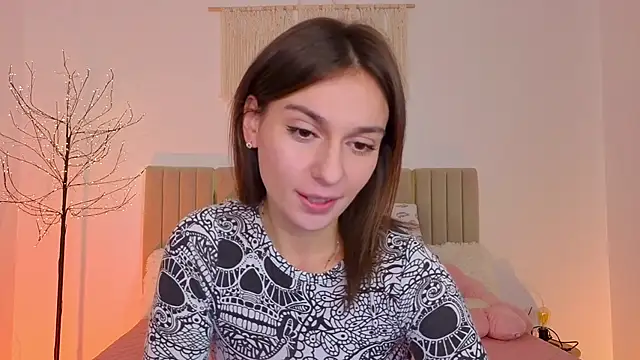 Little mia   online show from November 13, 9:03 pm