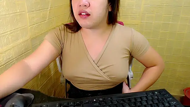 Snapshot of xUrDreamSlutWhore chatting on October 22, 3:01 pm xUrDreamSlutWhore online show from October 22, 3:01 pm