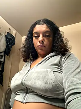 Snapshot of allybluee777 chatting on December 5, 4:32 am allybluee777 online show from December 5, 4:32 am