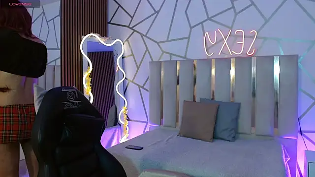 CYRUS TAY online show from December 17, 12:11 pm