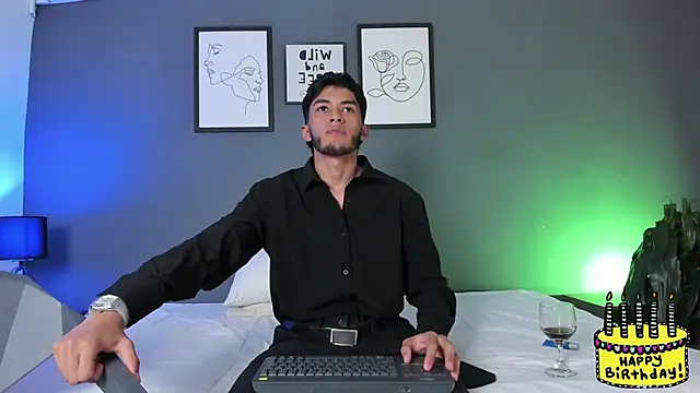 Tylerffoxx online show from April 22, 9:05 pm