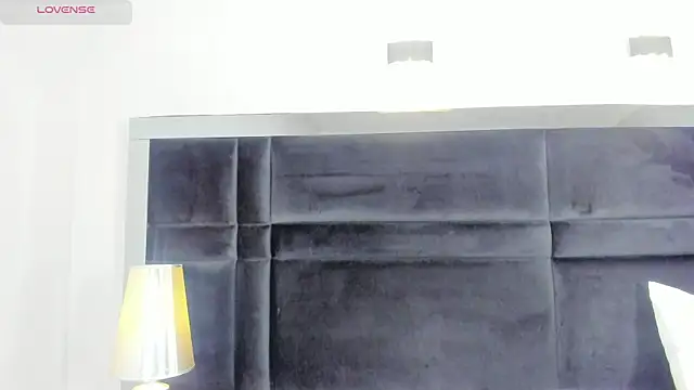 CarolineLee  online show from April 6, 10:33 pm