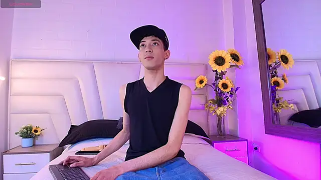 Snapshot of Ashton_Myers chatting on October 1, 8:37 pm Ashton Myers online show from October 1, 8:37 pm