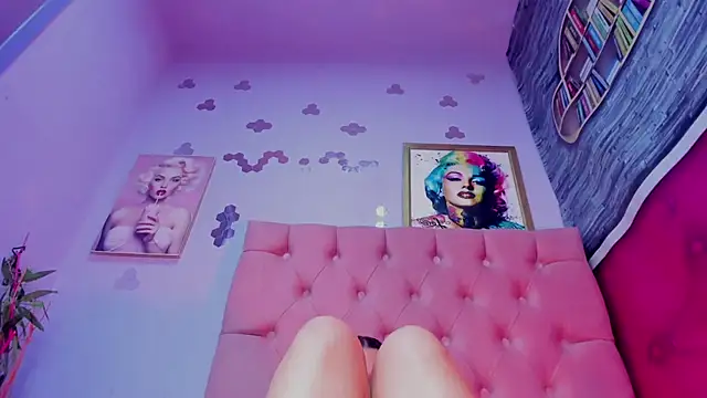 Snapshot of Megan_Luxe chatting on November 30, 8:40 am Megan Luxe online show from November 30, 8:40 am